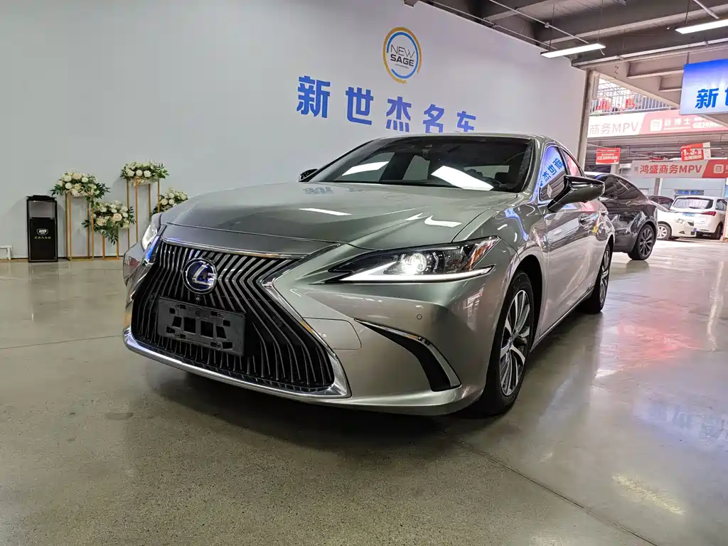 Lexus ES 2020 — фото 1