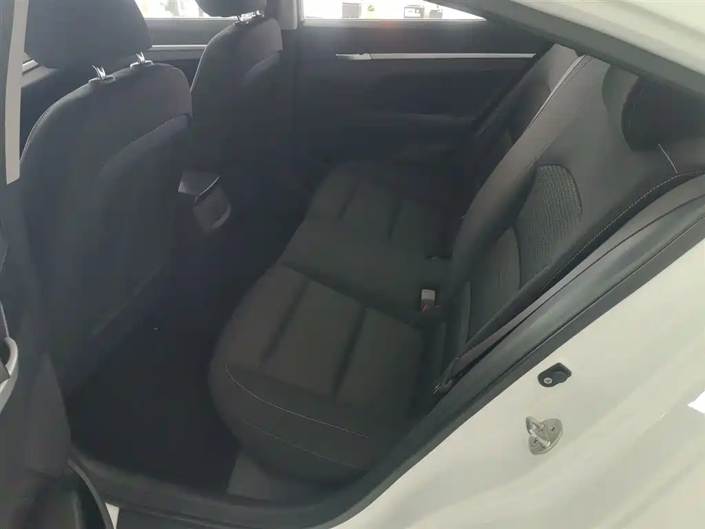 Hyundai Elantra 2018 — фото 17