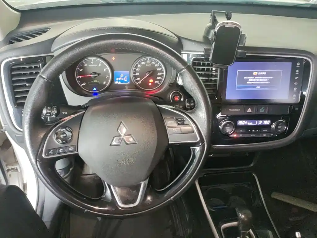 Mitsubishi Outlander 2018 — фото 10
