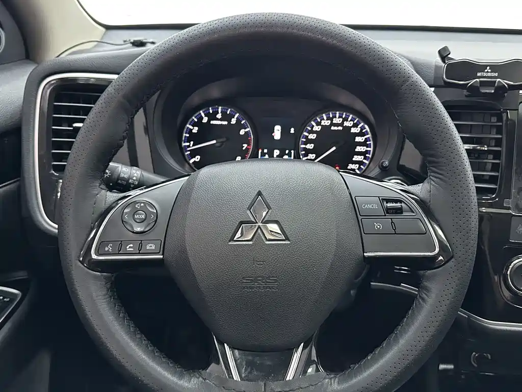 Mitsubishi Outlander 2022 — фото 12