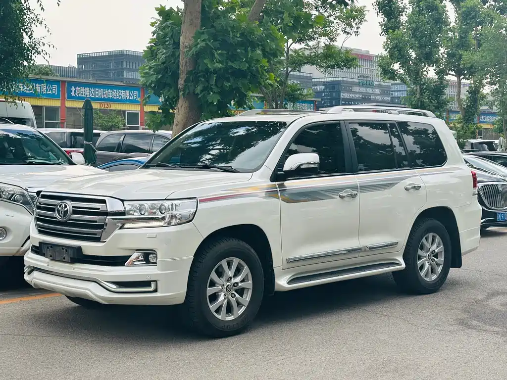 Toyota Land Cruiser 2017 — фото 1