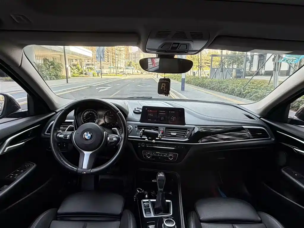 BMW 1 Series 2019 — фото 14