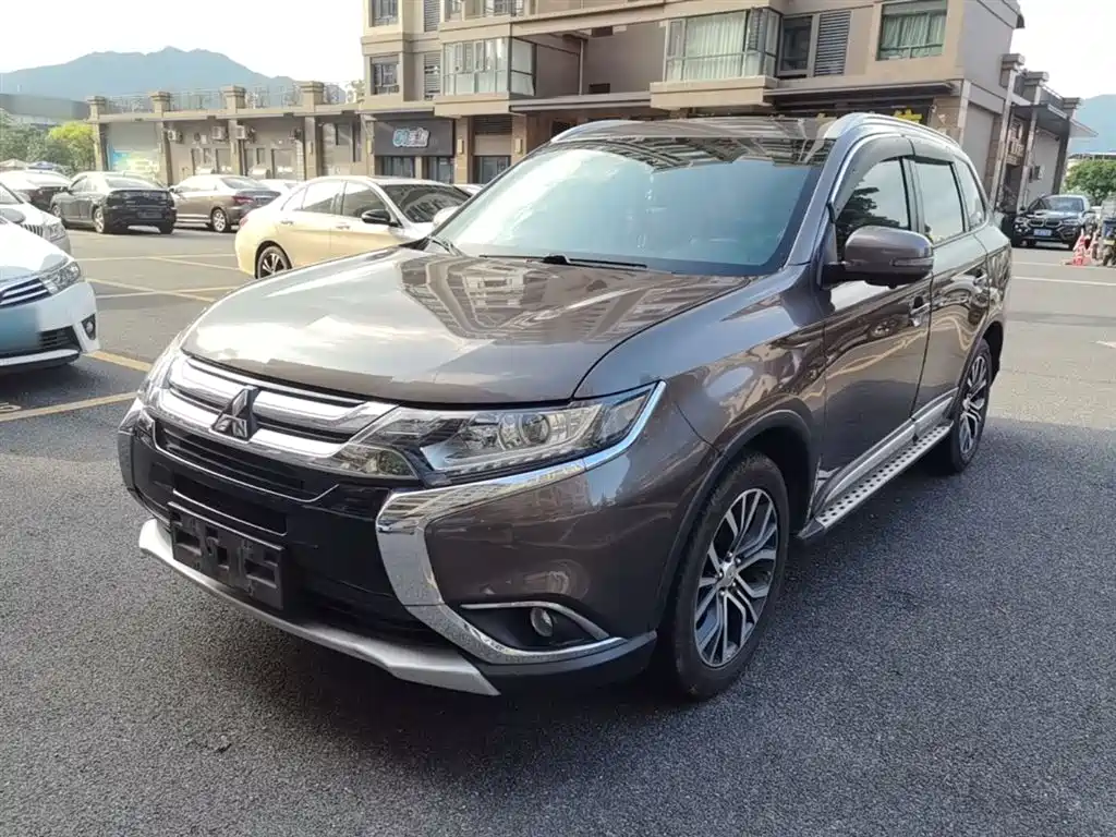 Mitsubishi Outlander 2018 — фото 2