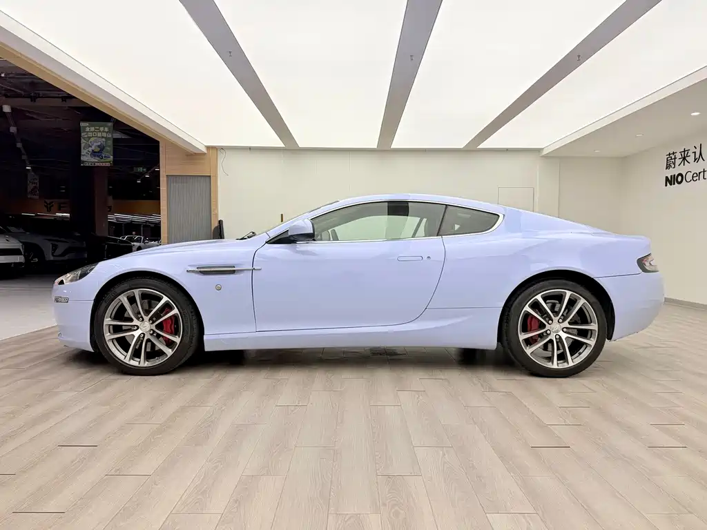 Aston Martin DB9 2011 — фото 9