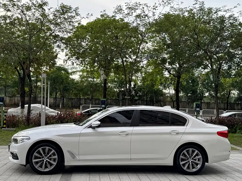 BMW 5 Series 2017 — фото 12