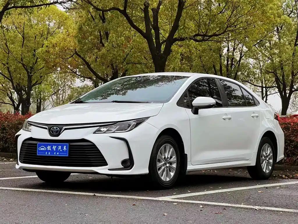 Toyota Corolla 2023 — фото 1