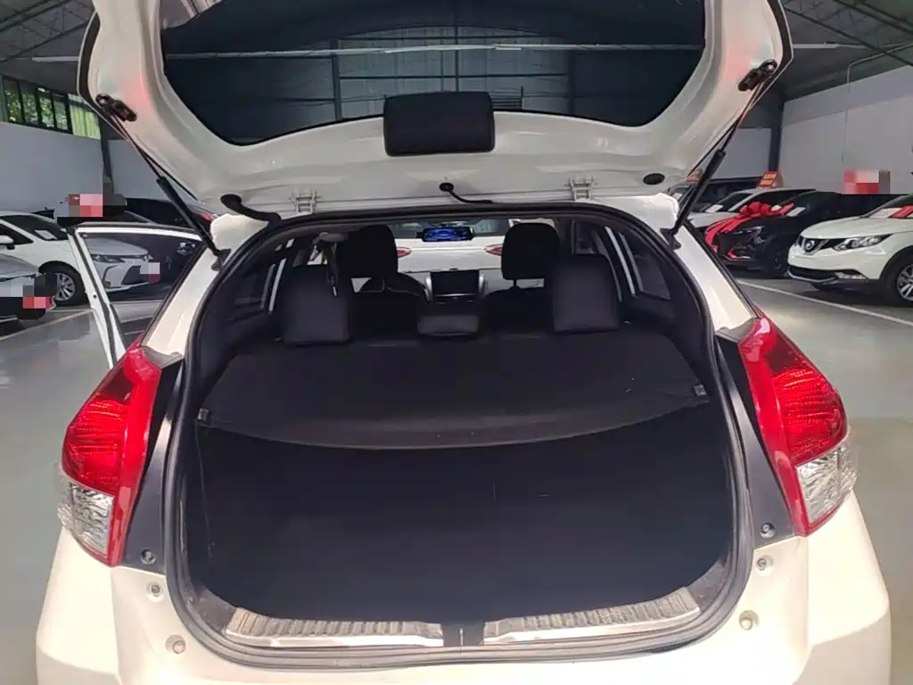 Toyota Yaris L 2015 — фото 19