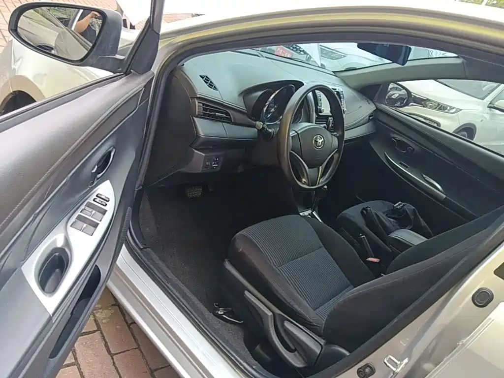 Toyota Yaris L 2014 — фото 23