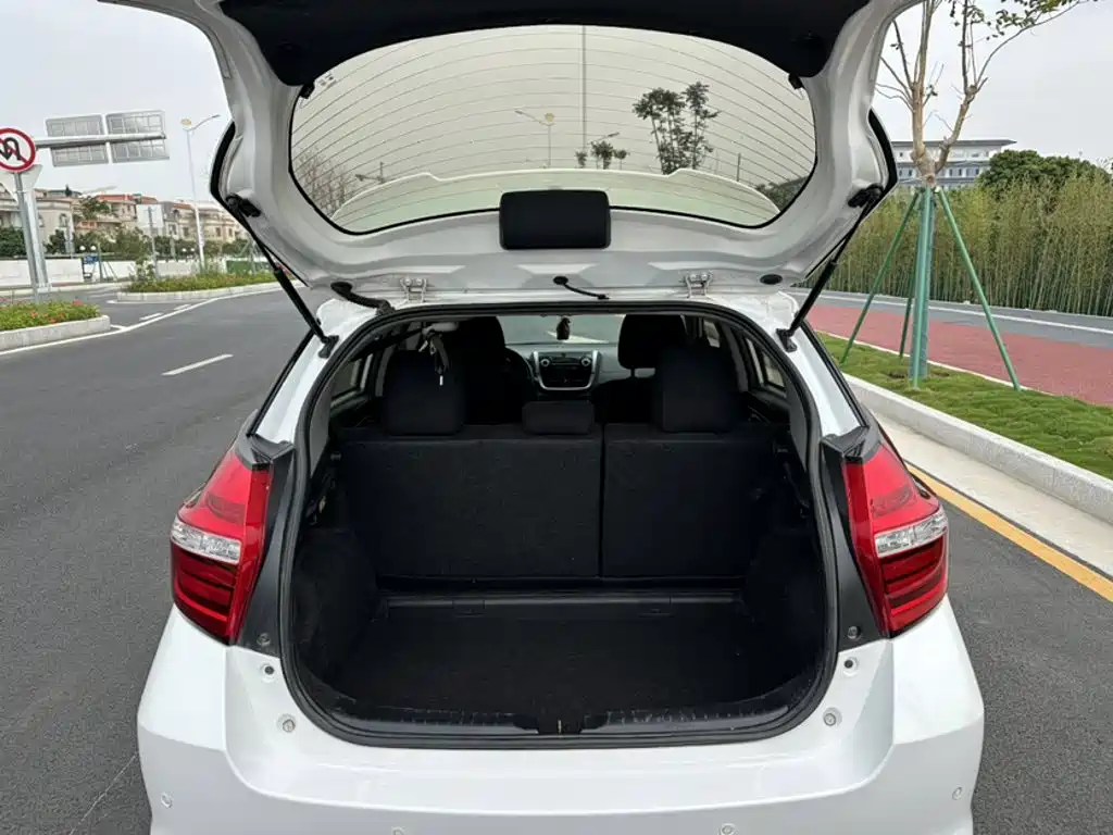 Toyota Yaris L 2018 — фото 18