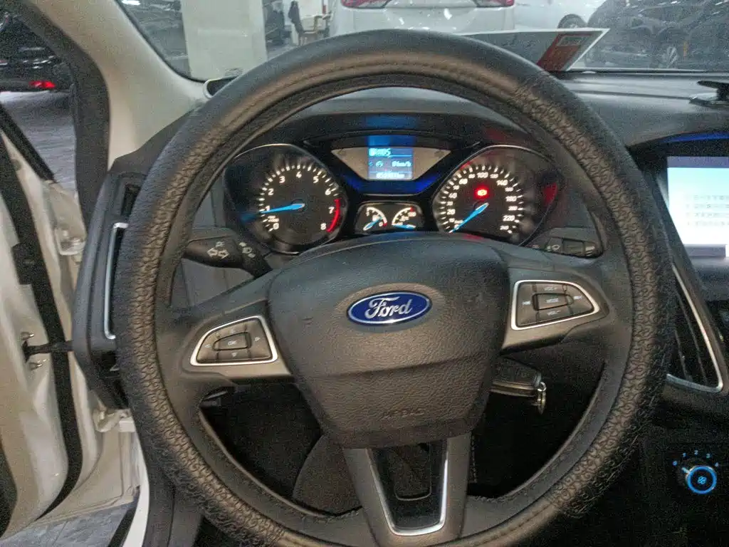 Ford Focus 2018 — фото 11