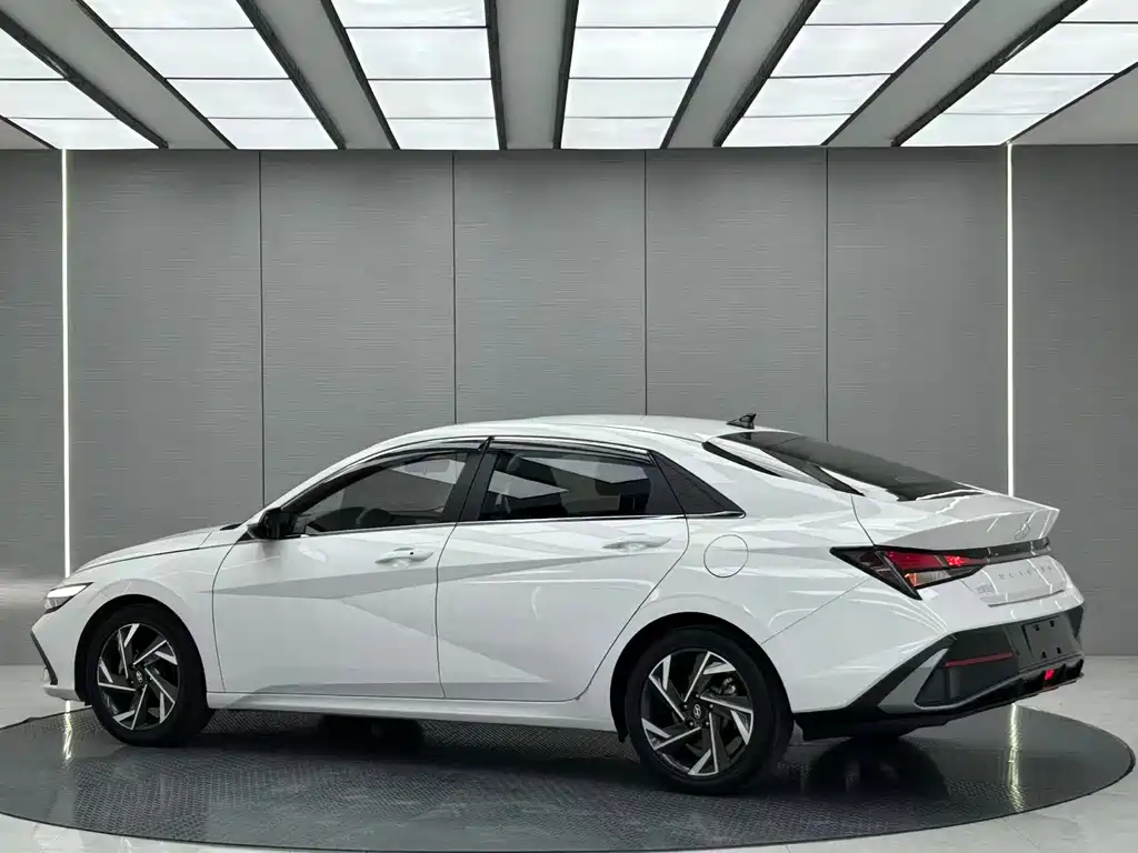 Hyundai Elantra 2023
