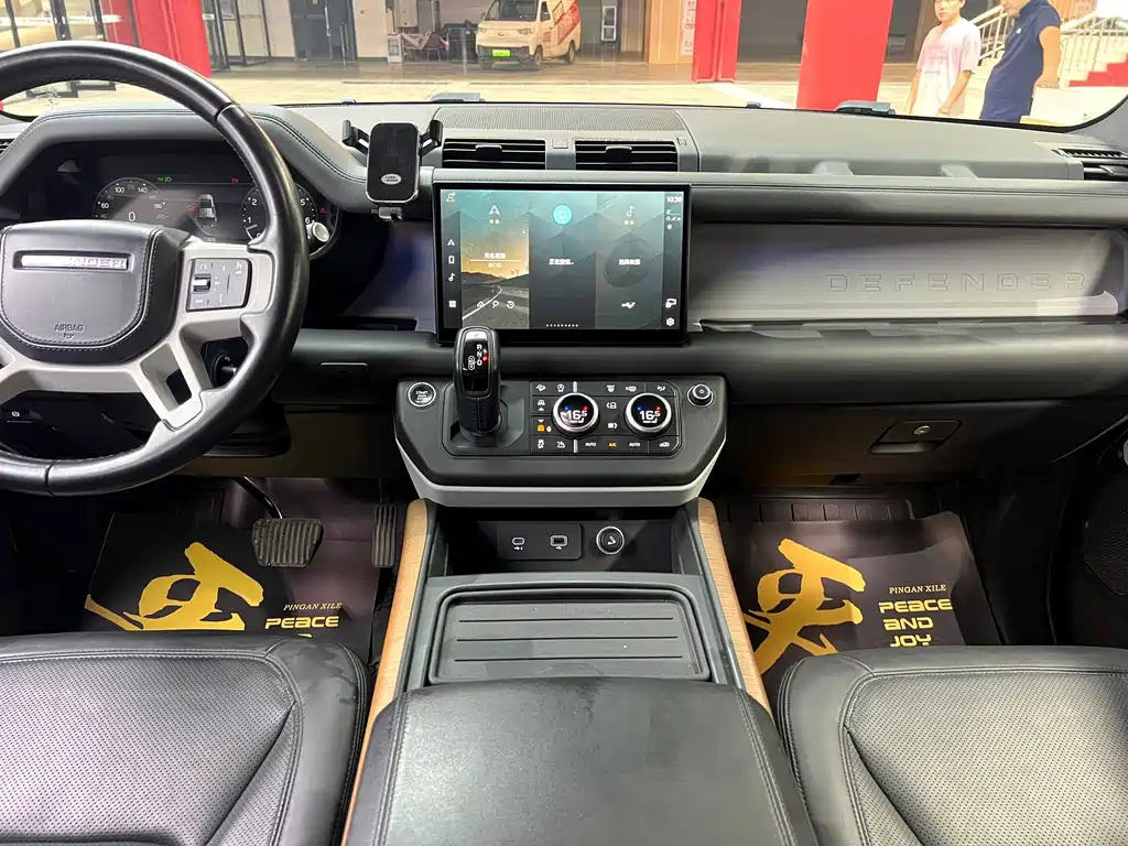 Land Rover Defender 2022 — фото 11