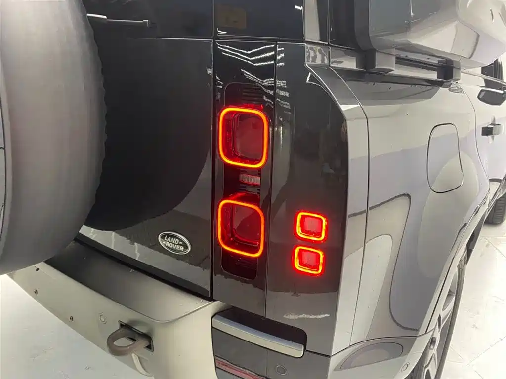 Land Rover Defender 2023 — фото 11