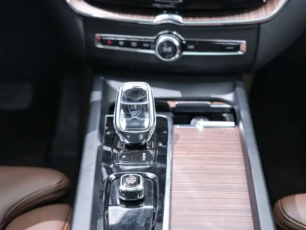 Volvo XC60 2021 — фото 18