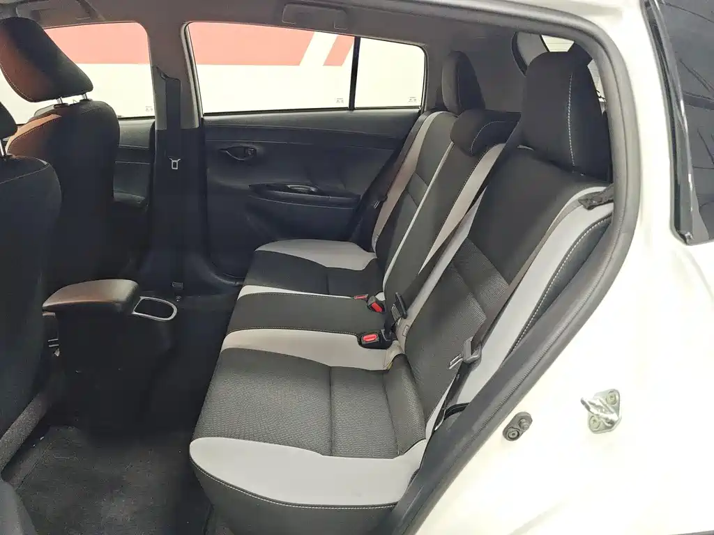 Toyota Yaris L 2022 — фото 11