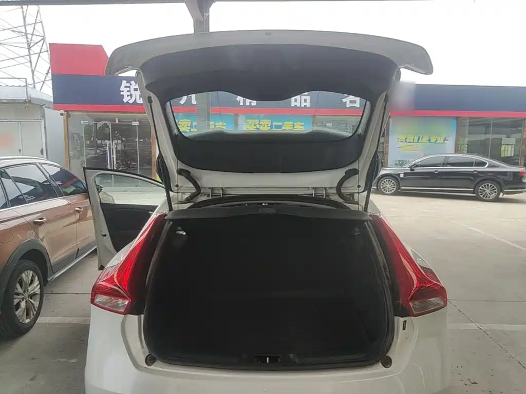 Volvo V40 2017 — фото 16