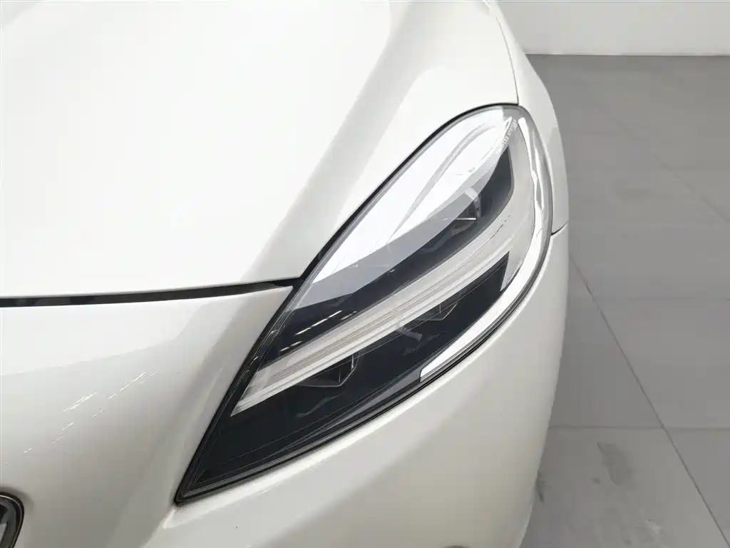 Volvo V40 2018 — фото 7