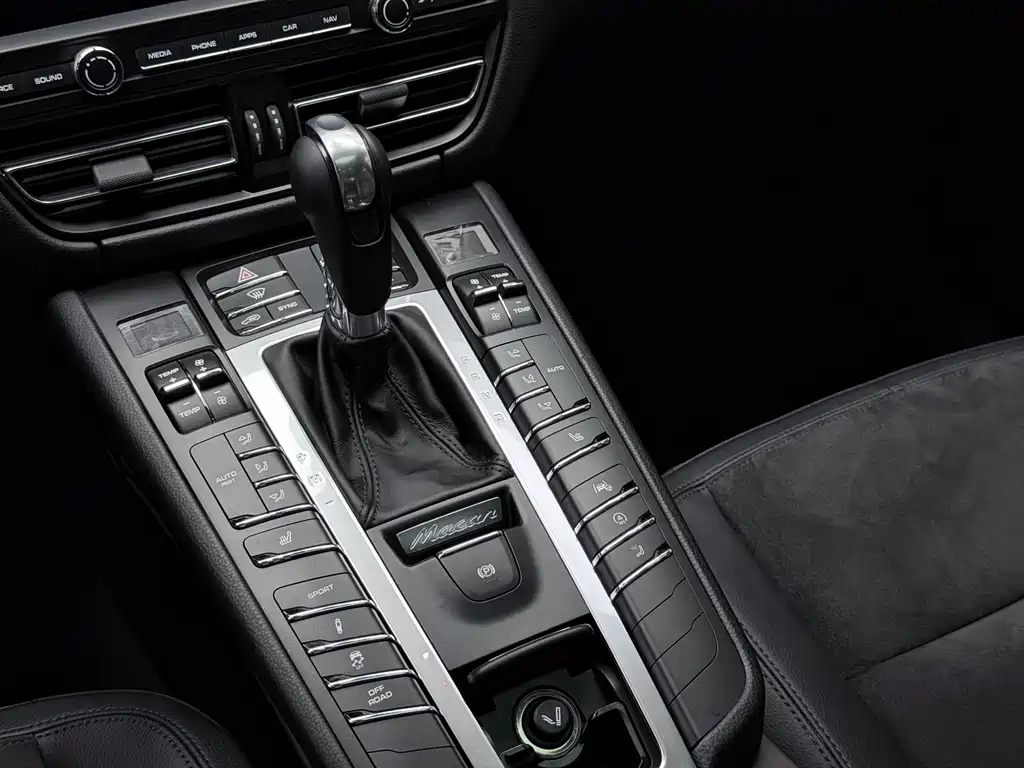 Porsche Macan 2019 — фото 34