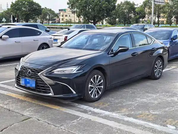 Lexus ES 2025
