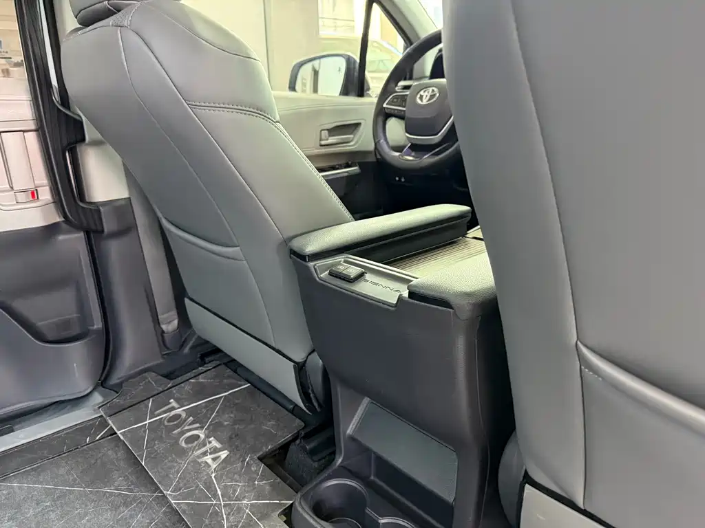 Toyota Sienna 2023 — фото 13