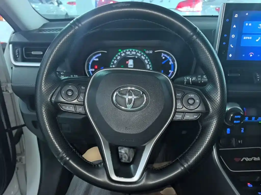 Toyota RAV4 2022 — фото 11