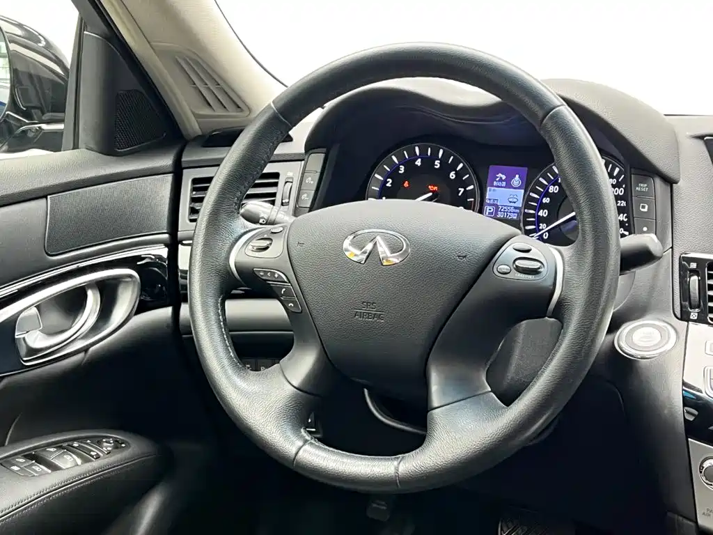 Infiniti Q70 2017 — фото 18