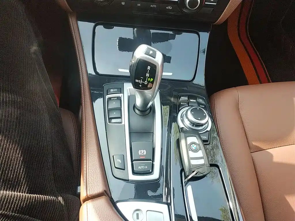 BMW 5 Series 2017 — фото 14