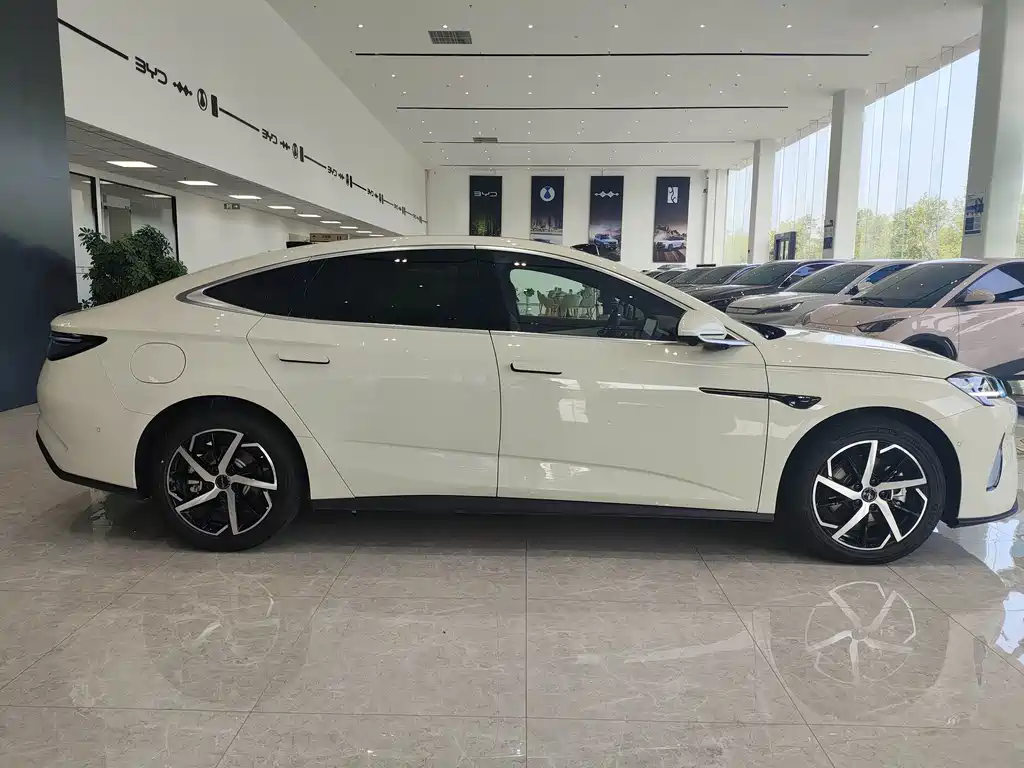 BYD Seal 07 DM-i 2025 — фото 4