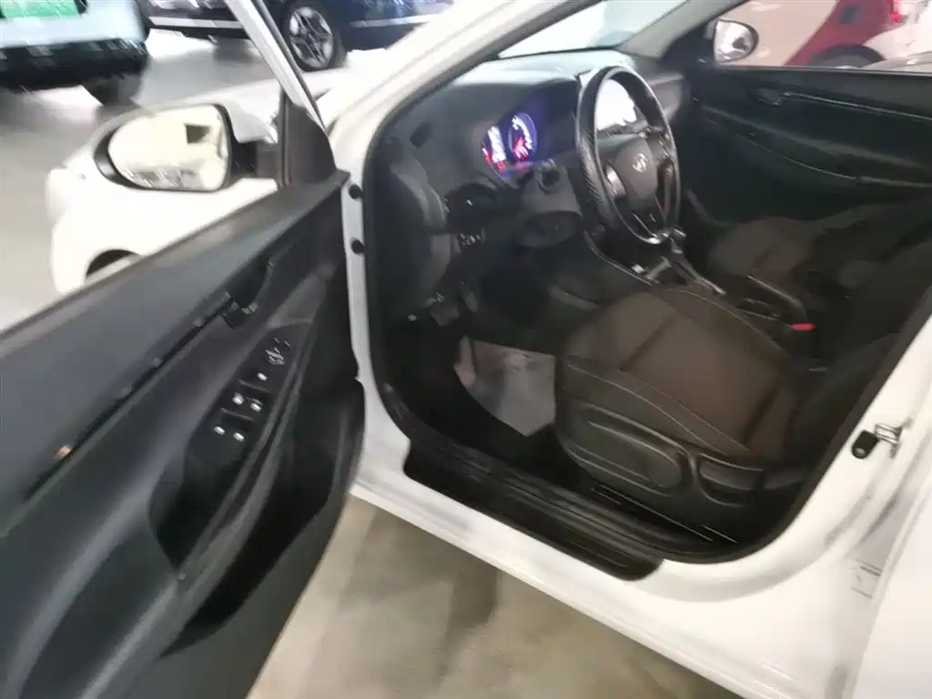 Hyundai Elantra 2019 — фото 16