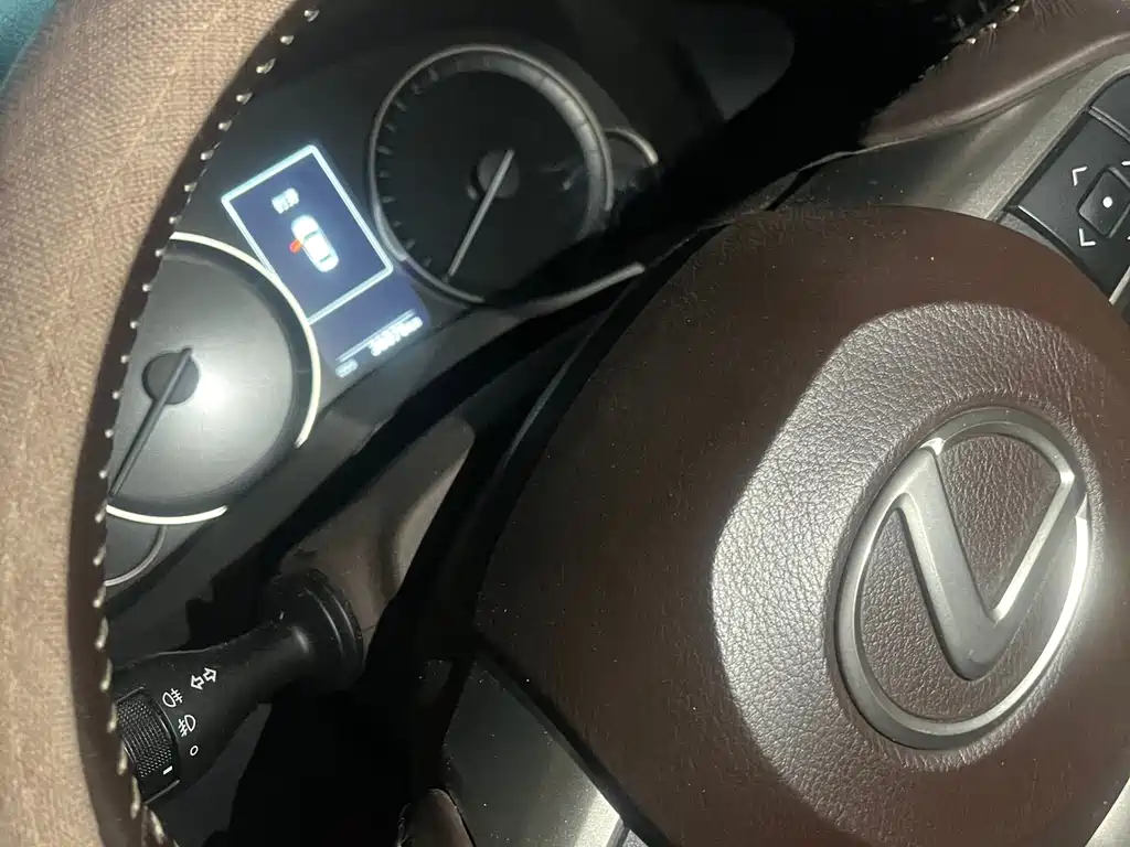 Lexus ES 2015 — фото 14