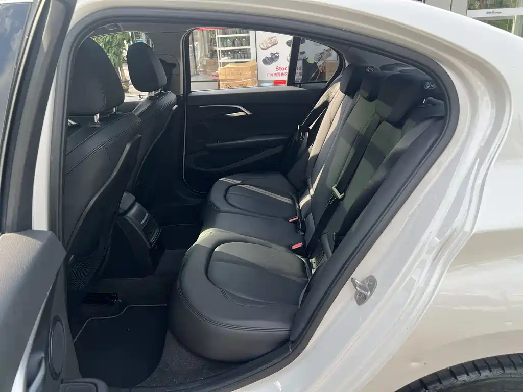BMW 1 Series 2018 — фото 10