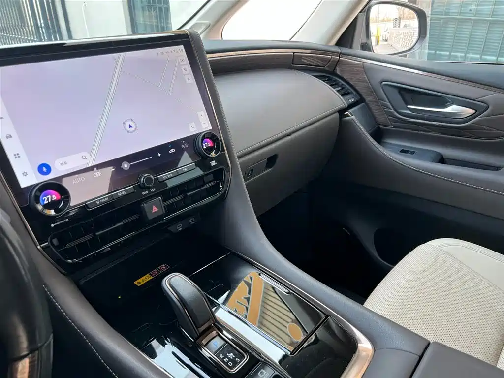 Toyota Alphard 2023 — фото 11