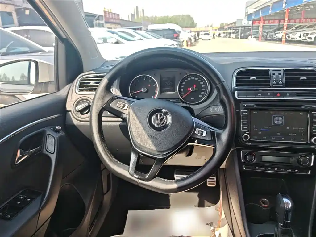 Volkswagen Polo 2015 — фото 11