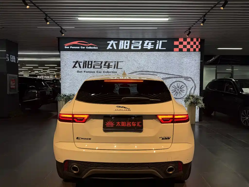 Jaguar E-PACE 2018 — фото 17