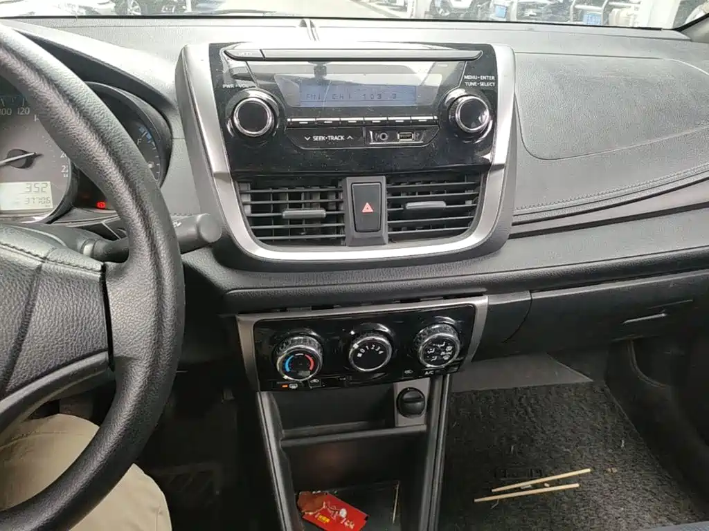 Toyota Yaris L 2017 — фото 13