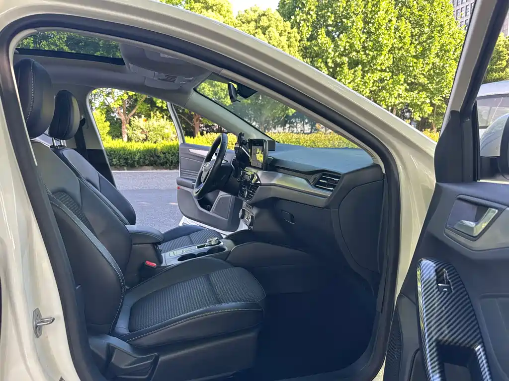 Ford Focus 2019 — фото 10