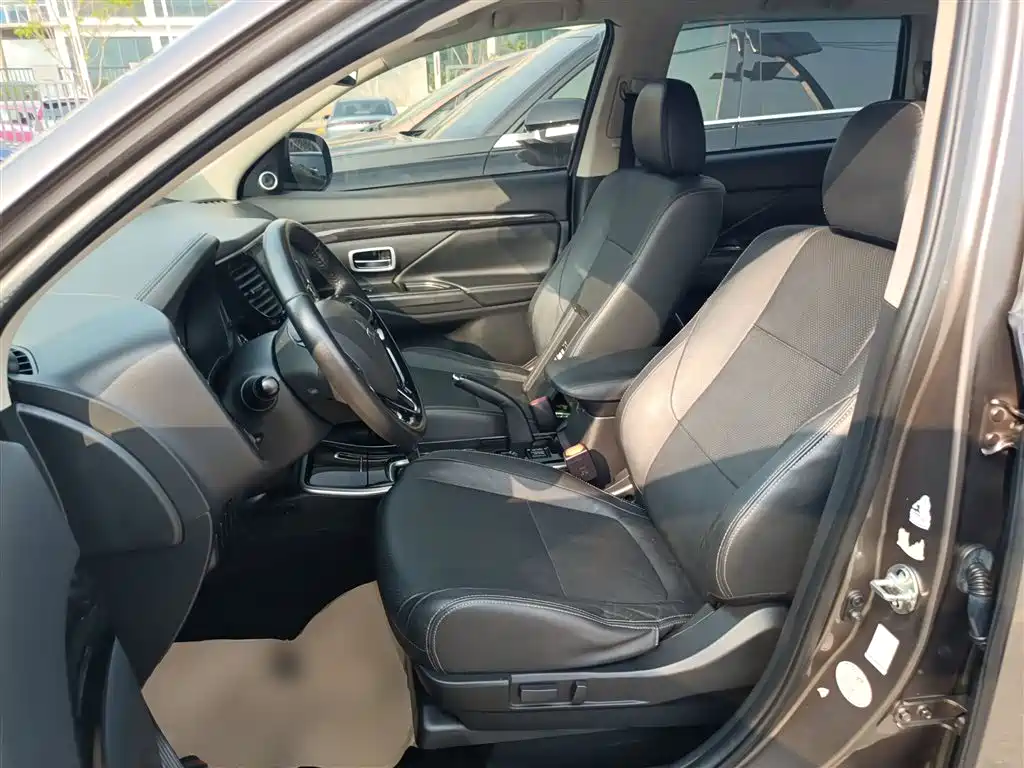 Mitsubishi Outlander 2018 — фото 11