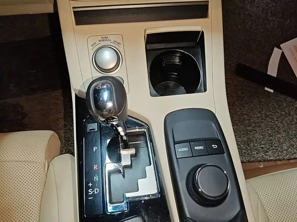 Lexus ES 2015 — фото 14