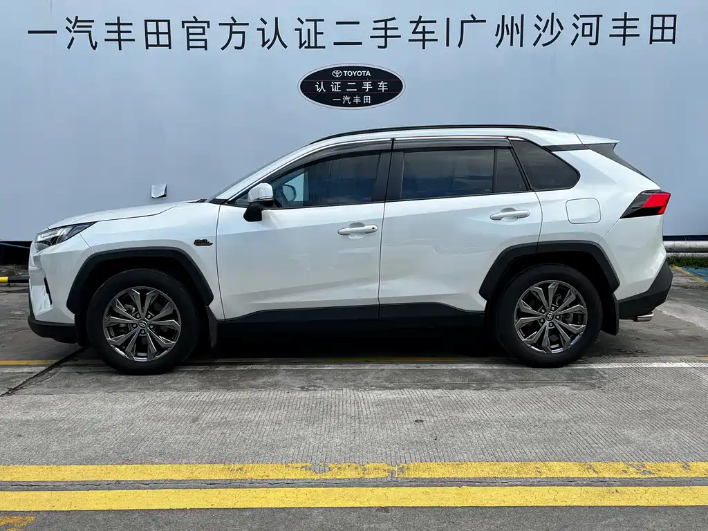 Toyota RAV4 2023 — фото 11