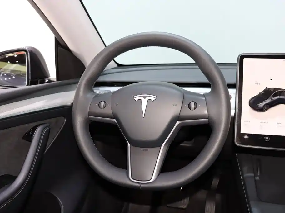 Tesla Model Y 2025 — фото 13