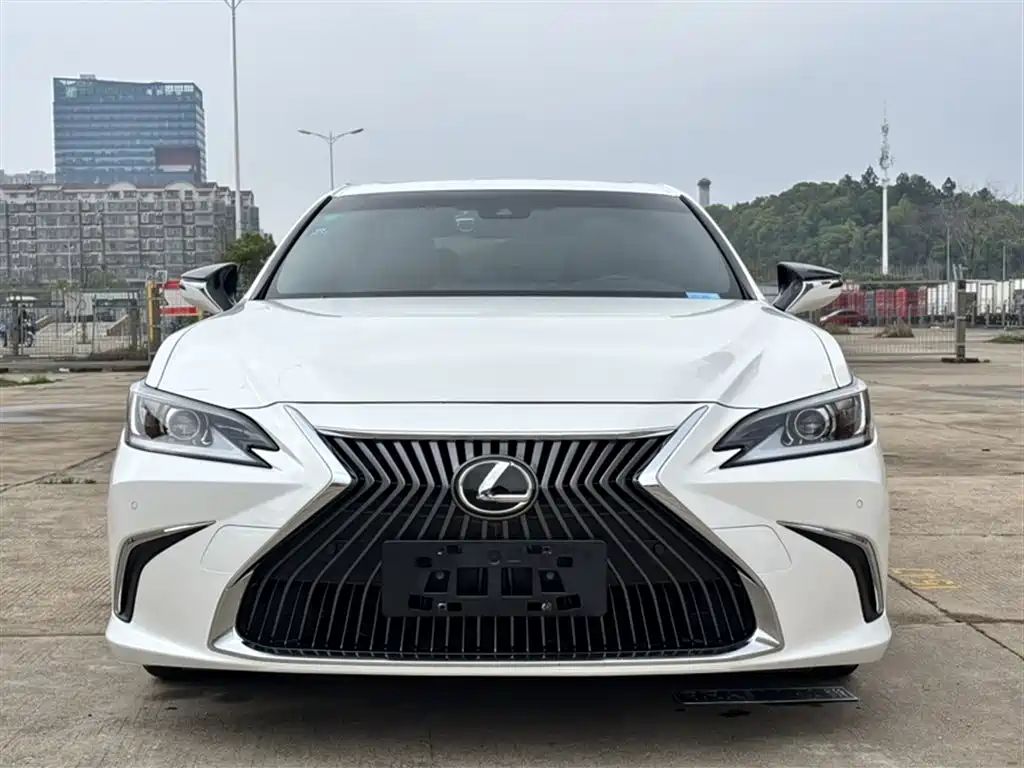 Lexus ES 2020 — фото 25