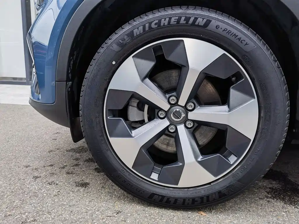Volvo XC40 2023 — фото 12
