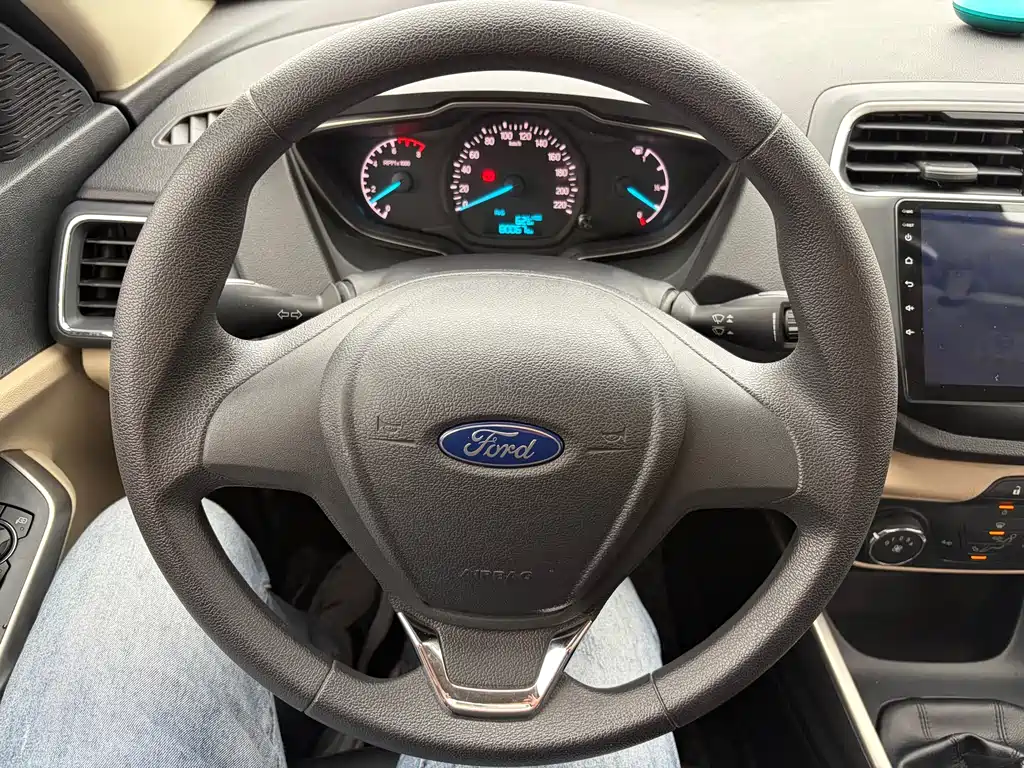 Ford Escort 2015 — фото 15