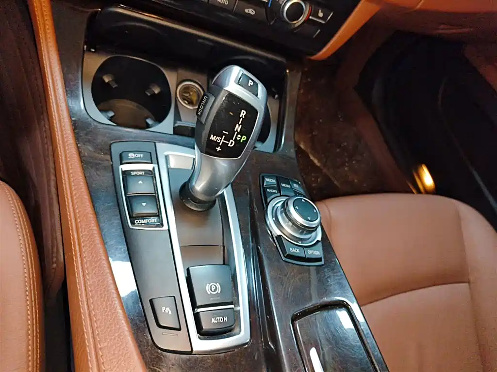 BMW 5 Series 2015 — фото 10