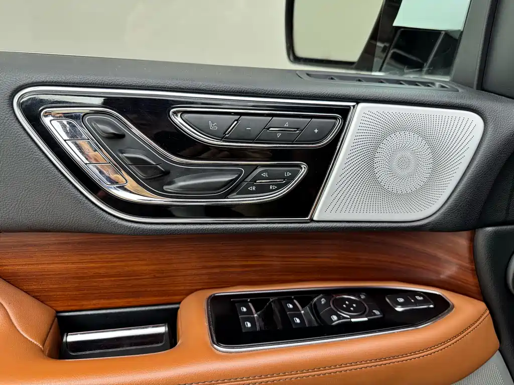 Lincoln Navigator 2018 — фото 16