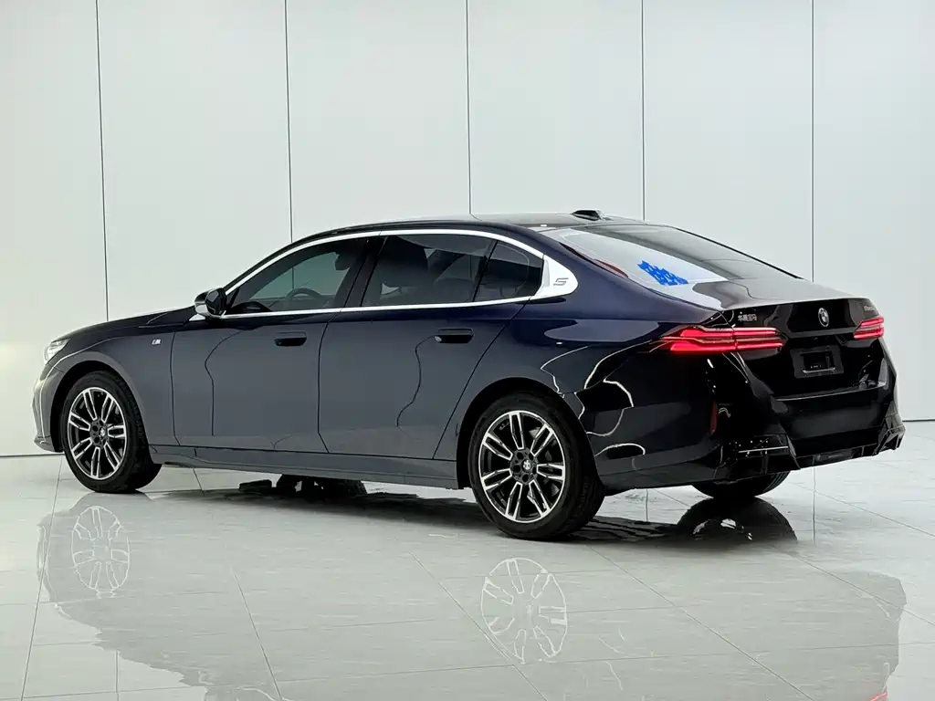 BMW 5 Series 2025 — фото 13