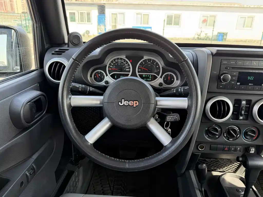 Jeep Wrangler 2010 — фото 8