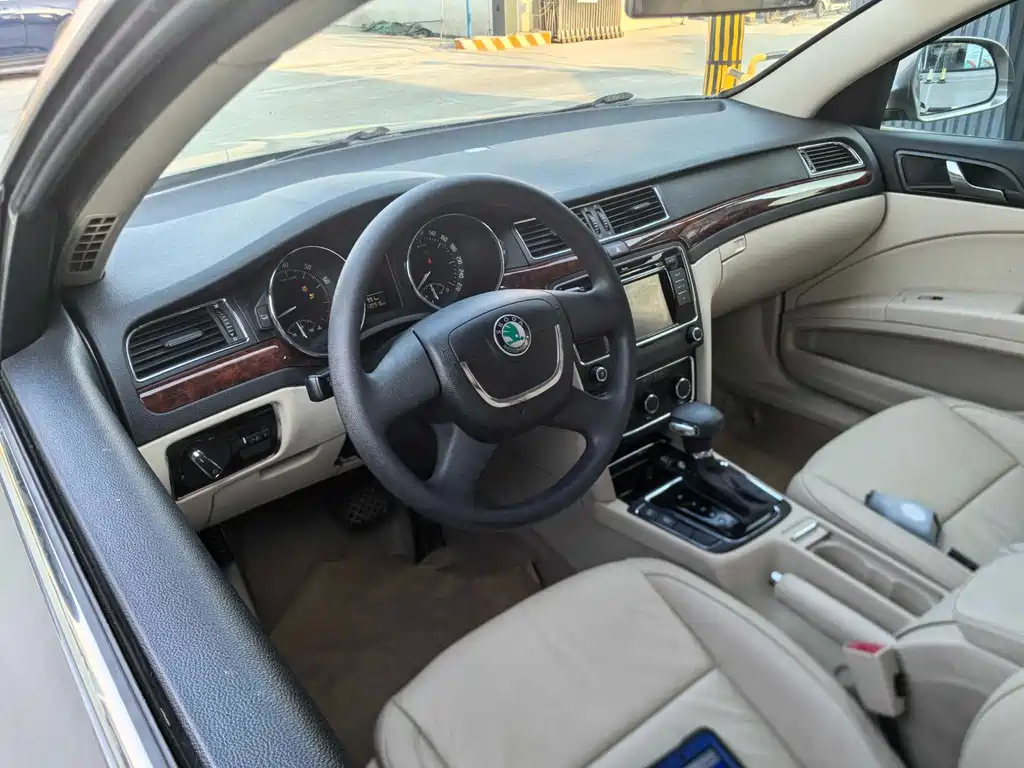 Skoda Superb 2012 — фото 10