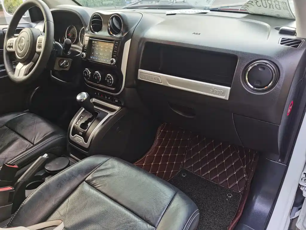 Jeep Compass 2015 — фото 11