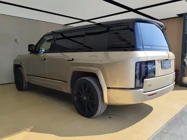 Yangwang U8 L 2025
